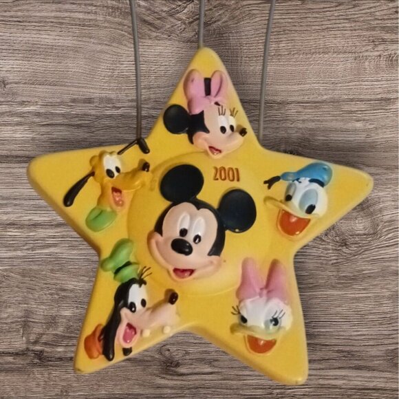 Hallmark Disney Mickey & Friends Star Shaped Photo Holder With Metal Star Clips - Picture 2 of 4